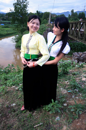 Bên cầu Mường Thanh